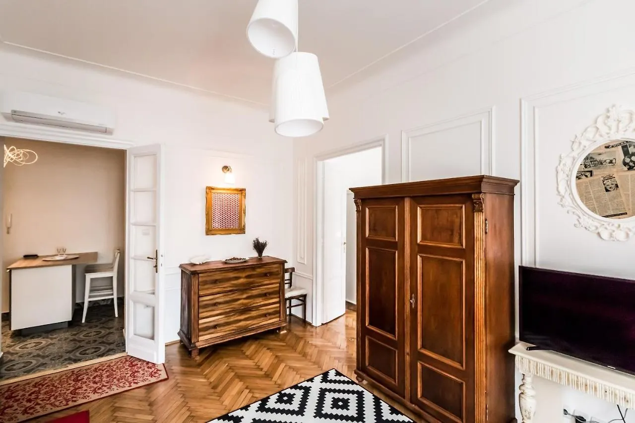 Golden Esthetic With Red Sofa Apartment Budapest 0*,  Hungría